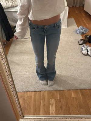 Ljusblå bootcut jeans - Säljer ett par ljusblå bootcut jeans från only gammal modell som är S/tall. Superfina och använda vid väldigt få tillfällen skulle säga dom är som nya. Säljer då de inte kommer till användning längre 💓💓