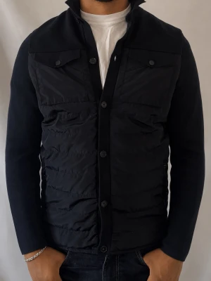 Massimo Dutti Cardigan - Tjena! 👋 Säljer nu denna riktigt snygga cardigan/jacka från Massimo Dutti. En sån där modell som är enkel att matcha och passar till det mesta.  Skick: 9/10 Storlek: M – passar även S Modellen: 180 cm / 80 kg Pris: 1 499 kr  Jag försöker alltid vara tydlig med skick och mått så att det blir så smidigt som möjligt för båda 😊 Har ni några frågor eller vill se fler bilder är det bara att PM:a, så löser vi det!