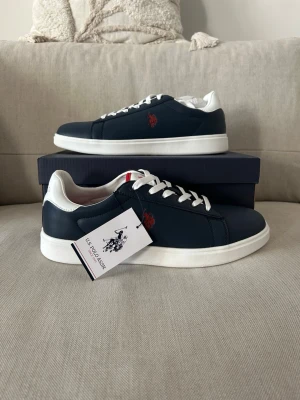 Ralph Lauren skor - Snygga mörkblåa HELT NYA, ALDRIG ANVÄNDA (med tag och låda)  skor ifrån polo ASSN, snabb affär och skriv gärna för fler frågor🌟😊 pris kan diskuteras!