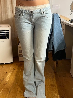 Ljusblå bootcut jeans - Säljer ett par ljusblå bootcut jeans. Midja ca 40, innerbenslängd ca 83. Jag är 168 med långa ben! Har inget måttband så uppskattar måtten. Söker pga för stora för mig, uppskattar storlek M/38. Köpta second hand. De är ganska baggy på mig.