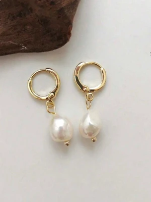 Guldörhängen med vita pärlor - Säljer ett par stilrena örhängen i guldfärgad metall med droppformade vita pärlor som hänger ned. Örhängena har en enkel ringdesign och pärlorna ger en elegant touch. Perfekta för dig som gillar klassiska accessoarer med en modern twist. Dom har rostat lite! Vänligen se alla bilder i annonsen innan köp 