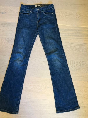 Mörkblå bootcut jeans från Zara - Säljer ett par jätte snygga low waist bootcut jeans från Zara! Jätte sköna och snygga på!! 