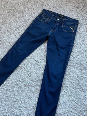 Replay Anbass Hyperflex jeans - Säljes LIVE den 6/9 18:00! | Säljer ett par sköna hyperflex Anbass jeans som är otroligt bekväma! | Utmärkt skick utan defekter! | Storlek w30 l30. | Ställ gärna frågor innan du köper 