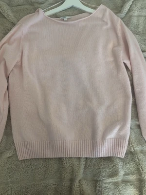 Ljusrosa stickad tröja Subdued - Supersöt ljusrosa stickad tröja från Subdued. Tröjan har en enkel och clean design med rund halsringning och ribbade muddar vid ärmslut och nederkant. Perfekt att matcha med jeans eller kjol för en chill look.