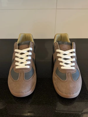 Maison Margiela Skor - Feta Marison Margiela skor i Brun/Svart | EU 44 |Dem är i ett väldigt fint skick och inga tecken av användning | Endast skorna följer med | Tveka inte att kontakta oss vid minsta fundering!