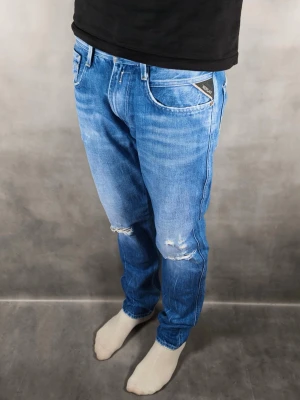 Replay Anbass - Replay Anbass Jeans • Storlek: 31/32 • Skick: 9/10 – fint skick, utan skavanker • Inkluderas: Endast jeansen • Nypris: Ca 2 000 kr • Passform: Modellen på bilden är 180 cm lång, väger 65 kg •