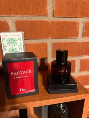 Dior parfym - Jag har en dior parfym som jag köpte, men jag hade redan en likadan, den var så god att man ville köpa den igen, så jag har den för salu, jag har använt upp 2 sprej utav flaskan. Det är en 75ml parfym