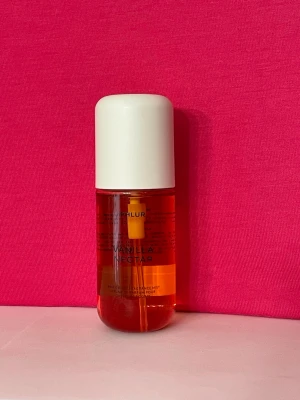 Phlur Vanilla Nectar parfymmist - En hår- och kroppsmist från Phlur med doften Vanilla Nectar 90ml.  Se bilder för mängd kvar och noter.  Jag postar alltid snabbt! Se gärna mina andra annonser för samfrakt. 