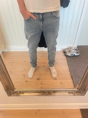 Weekday jeans raka - Riktigt feta ljusblå raka jeans från weekday med go passform. Modellen på bilden är 183cm, storlek 29/30. Hör av er vid funderingar!