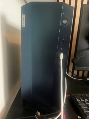 Lenovo stationär dator svart - Säljer en svart stationär dator från Lenovo med modern, kantig design. Chassit är i metall och plast med flera USB-portar och hörlursuttag på framsidan. Perfekt för gaming, studier eller jobb. Enkel att koppla in med många anslutningsmöjligheter.