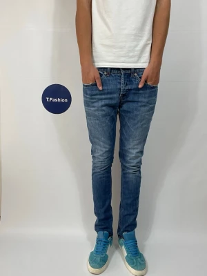 Dondup George Jeans - Säljer nu dessa Dondup George Jeans. Mått ca 38,5 o 105 cm, Modellen är ca 183 o väger 68 kg, skriv för fler bilder/frågor🙌🏼