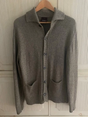 Oscar Jacobson Cardigan  - Stickad Oscar Jacobson cardigan/kofta i beige | bröstmått 52cm, längd 80cm | 25% polyamid och 75% alpacka | skriv vid funderingar 👀