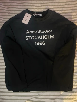 Acne studios longsleeve svart - Helt ny svart acne studios långärmad tröja med utvättad design i storlek S.