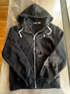 Svart hoodie från Polo Ralph Lauren - Säljer en Polo Ralph Lauren hoodie🙌🏻| Riktigt bra skick🔥| Skriv vid minsta fundering 💭 