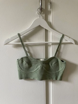  Crop top  - Bra skick,  endast lappen på plagget som börjat lossna. Köptes för 567kr säljes för 50kr.