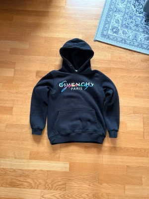 Givenchy - Givenchy hoodie i storlek S