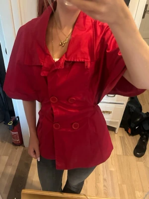 statement trench❣️ - riktig snygg statement trenchcoat! Perfekt till hösten, så fin till jeans likaså kjol!🍁❤️