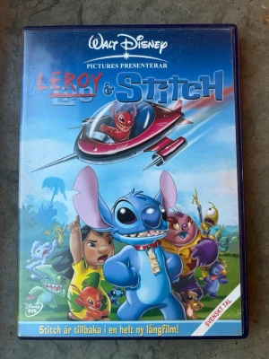 Leroy & Stitch DVD - DVD-film med Leroy & Stitch.  Finns på språk: Svenska, Engelska, Danska, Norska, Finska  OBS!! skivorna är begagnade så det kan förekomma repor/hairlines på skivorna, men då jag kollar igenom alla filmer jag säljer garanterar jag att alla funkar felfritt om inget annat står! :)