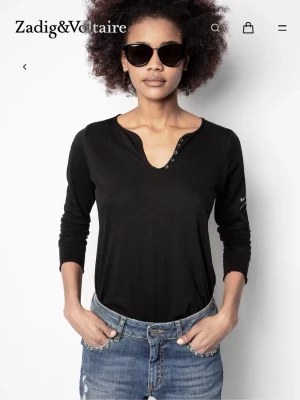 Svart långärmad topp Zadig & Voltaire - Svart långärmad tröja från Zadig&Voltaire med coolt tryck på ryggen. Säljer för 850kr💘💘