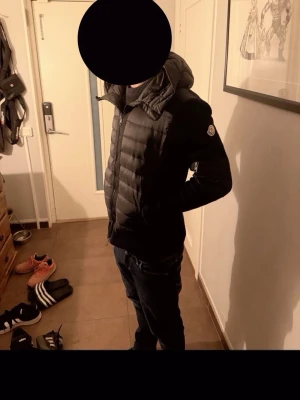Svart cardigan moncler - Hör av er vid intresse 