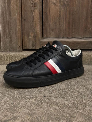 Moncler skor  - Fräscha moncler skor i storlek 42 men passar även 43. Original låda ingår.  Hör av er vid frågor 🩵