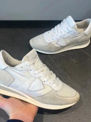 Philippe Model trainers  - Super snygg och stilrena Philippe model trainers. Mycket bra skick. Inga defekter. Skick 8/10. Stor 40 storlek sitter som 41. 