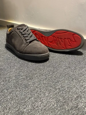 Cristian Louboutin skor  - Tja. Säljer nu ett par gråa Christian Louboutin skor i storlek 43. Jag säljer dom för att jag inte längre andvänder de. Det är bara skorna som kommer med pågrund av att jag inte fick något till av han jag köpte det av. Själv har jag storlek 44 men 43 passade riktigt bra. Om ni har några funderingar så skriv bara!