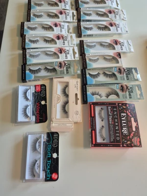 Mixade lösögonfransar i olika stilar - Säljer ett stort paket med mixade lösögonfransar i olika modeller och längder. Fransarna är svarta och kommer i flera olika förpackningar från bland annat Ardell och Eylure. Perfekt för dig som vill testa olika looks och hitta din favoritstil. Totalt 17 paket fransar