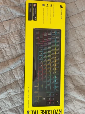 Corsair K70 Core TKL RGB tangentbord - Säljer ett Corsair K70 Core TKL gamingtangentbord med RGB-belysning. Kompakt design utan numerisk del, svart färg med regnbågsfärgade tangenter. Perfekt för gaming och datoranvändning. Levereras i originalförpackning. Nypris 2000 ca