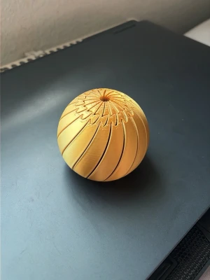 3D-printade fidget- och skrivbordsleksaker - Unika 3D-printade fidget-leksaker och kinetiska skrivbordsdekorationer, tillverkade i högkvalitativ PLA-plast. Perfekta att ha på skrivbordet hemma eller på kontoret för att minska stress, hålla händerna sysselsatta eller bara som en snygg inredningsdetalj.  ✔ Tillverkade med 3D-skrivare ✔ Roliga att fälla ut, snurra och utforska ✔ Passar både barn och vuxna ✔ Perfekta som present eller samlarobjekt ✔ Finns i flera modeller och färger