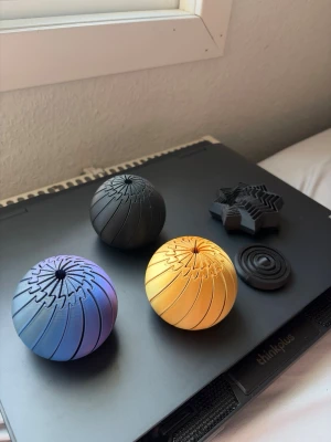 3D-printade fidget- och skrivbordsleksaker - Unika 3D-printade fidget-leksaker och kinetiska skrivbordsdekorationer, tillverkade i högkvalitativ PLA-plast. Perfekta att ha på skrivbordet hemma eller på kontoret för att minska stress, hålla händerna sysselsatta eller bara som en snygg inredningsdetalj.  ✔ Tillverkade med 3D-skrivare ✔ Roliga att fälla ut, snurra och utforska ✔ Passar både barn och vuxna ✔ Perfekta som present eller samlarobjekt ✔ Finns i flera modeller och färger