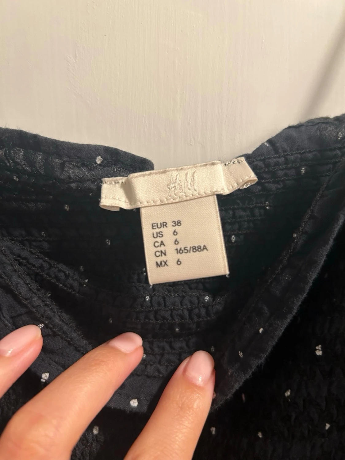 Svart smockad topp med prickar H&M - 1