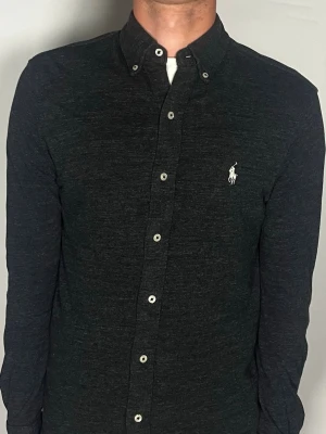 Ralph Lauren skjorta - 👕 Plagg: Skjorta                                                     📏 Storlek: S                                                                🏷️ Märke/Modell: Ralph lauren                                   ✨ Skick: Fint skick                                                        💬 Vid frågor är det bara att skriva!                                                                                          🛍️ Gramenti
