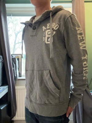 Aeropostale hoodie vintage - Sjukt fet vintage hoodie från Aeropostale i hög kvalitet🤩. Storlek L och passar som det också, är 177cm lång på bilden men den passar stort. Den är i väldigt bra skick utan defekter. Skicka gärna frågor och prisförslag!😄