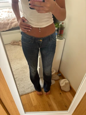 Mörkblå low waist bootcut jeans - Säljer ett par mörkblå low waist jeans med bootcut passform. 