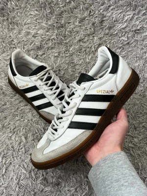 Adidas Spezial sneakers - Säljer ett par sköna Adidas Spezial! | Använda men fortfarande i riktigt fint skick, finns tecken på användning som kan ses på bilderna! | Storlek 42 2/3. | Ställ gärna frågor innan du köper!