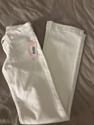 Vita bootcut jeans - Säljer ett par vita bootcut jeans från Nelly, storlek 32, endast använda en gång🫶🏻(bilden togs när lapparna fortfarande satt på)