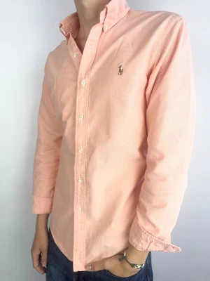 Ralph Lauren skjorta rosa slimfit - Ralph Lauren Skjorta Märke: Polo Ralph Lauren Storlek: M Passform: Slimfit Färg: Rosa Skick: Mycket bra Beskrivning: utan defekter. Modellen på bilden: 183 cm / 72 kg