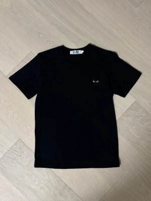 CDG T-Shirt | Comme Des Garcons - CDG t-shirt säljes. Ny och oanvänd.  Storlek S. Hör gärna av dig om du vill ha fler bilder eller har frågor. Jag skickar inom 24 timmar