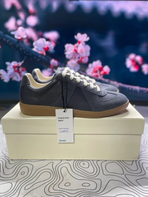 Maison Margiela Gats Navy - Säljer dessa riktigt snygga Maison Margiela Gats i storlek 42! Skorna är gjorda i skinn och mocka. Skorna har färgen Navy och är i mycket fint skick! Hör av er ifall ni har några frågor eller liknande! ⭐️