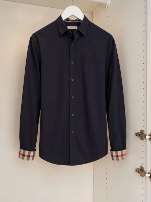 Burberry skjorta  - Marinblå skjorta från Burberry, självklart äkta. Storlek L men sitter mer som M. Snygg, stilren och i fint skick! Hör av dig vid frågor 😊 