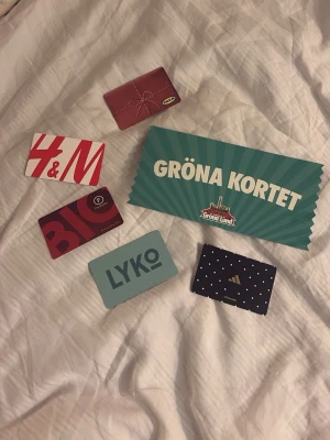 Presentkort värde 2600kr - Få alla för 1500 eller buda på de kort du vill ha. H&M värde 400kr, Adidas värde 750kr, Ikea värde 750kr, Filmstaden bio värde 200kr, Gröna kortet fri entré hela säsongen, Lyko ca 50kr. Vid köp skickar jag kortnummer och pinkod så du kan logga in till presentkortet på mobilen.