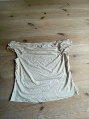 Tröja från H&M - Säljer en tröja från H&M,första bilden är på framsidan och andra på baksidan, tröjan har en liten fräck som knappt syns den är på framsidan och på bild tre ser man fläcken på närmare håll.Storlek L