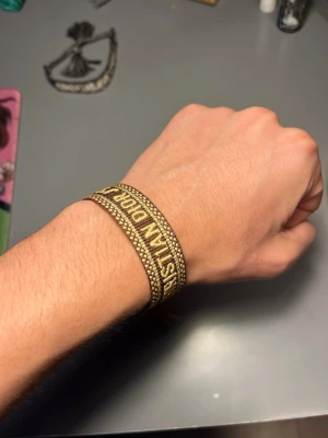 Dior tyg armband brunt - Jätte snyggt Cristian Dior armband för män, riktigt stilrent. Storleken är justerbar.