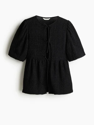 Svart blus med puffärm och knytning - Stilren svart blus med puffiga korta ärmar och knytning framtill. 💕😍(orginal pris 159kr)