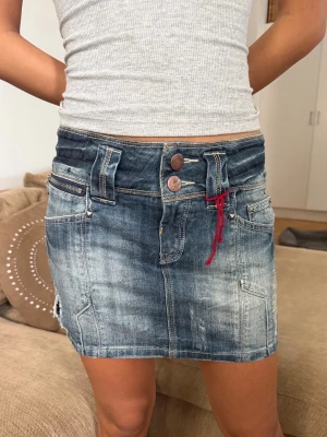 vintage jeanskjol  - Snygg lågmidjad kort vintage jeanskjol 