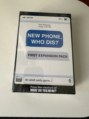 New Phone, Who Dis? Expansion Pack - Roligt expansionspaket till sällskapsspelet New Phone, Who Dis? från skaparna av What Do You Meme. Innehåller 45 inbox-kort och 135 reply-kort. Perfekt för spelkvällar med vänner, designad för vuxna och tonåringar över 17 år.
