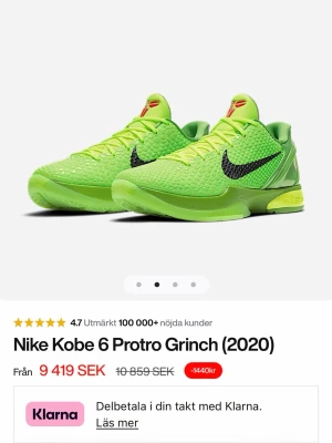 Nike Kobe 6 Protro Grinch sneakers - Nike Kobe 6 Protro Grinch sneakers i en grön färg med svart Swoosh och röda detaljer på plösen. Ovandelen har en texturerad, skalmönstrad yta och skon har en låg silhuett. Perfekt för dig som gillar unika och sportiga sneakers med mycket attityd.