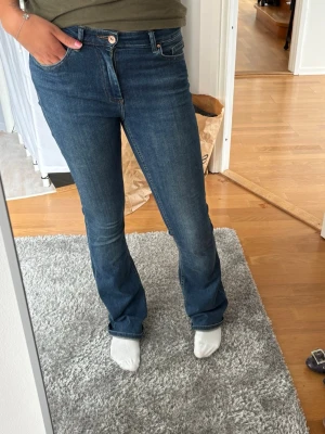 Blå bootcut jeans från Only - Snygga blå bootcut jeans som är mid rise. Pris kan diskuteras! Längd: 34