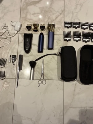 Barber kit från Babyliss - Säljer ett barber set som ingår en clipper,  en trimmer där man kan byta huvud på, en shaver, olja, guards och en laddare,  men de finns ett huvud som är till skägg och shavern från Braun de kan man få med gratis så dom är inte tillagda i priset för det finns redan foil shaver huvud och om man inte klipper skägg detta det är bra för nybörjare som inte vill betala för mycket för ett bra kit, säljer för ska köpa nya och fästet på foil shaver huvudet glappar lite så om man bara håller lite hårdare